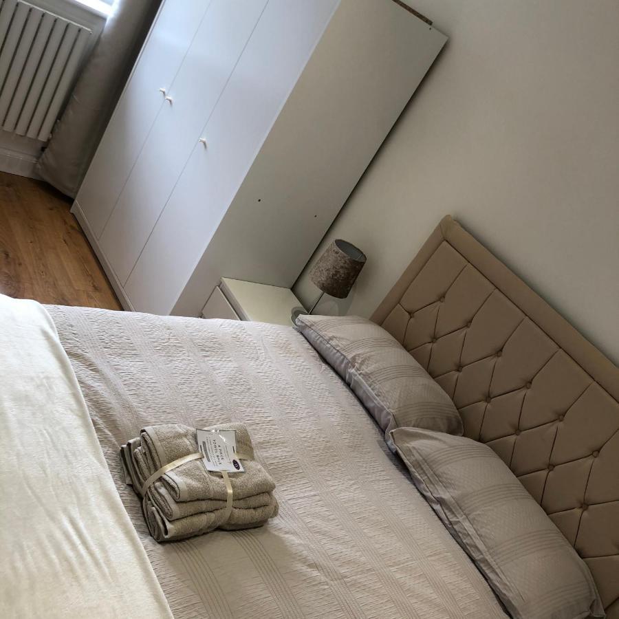 5 Bedroom House In Orpington Esterno foto